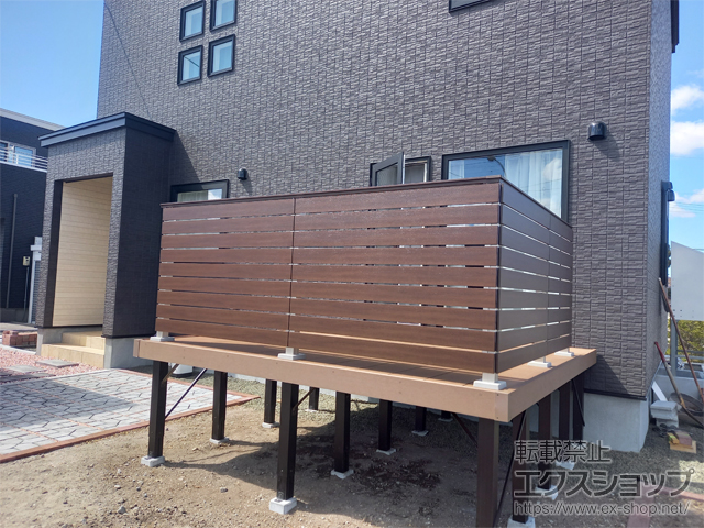 北海道千歳市ののウッドデッキ リウッドデッキ 200＋ルシアスデッキフェンスA01型＜横板格子タイプ＞ 施工例