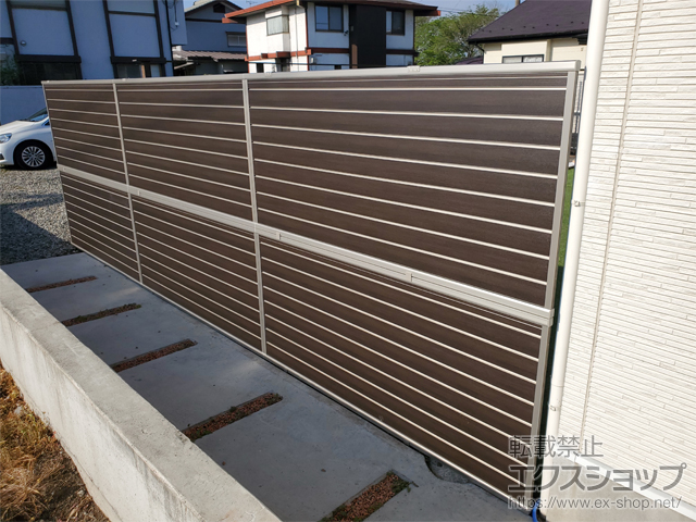 群馬県渋川市ののフェンス・柵 ルシアスフェンスF02型 横目隠し 木調カラー 2段支柱 自立建て用 施工例