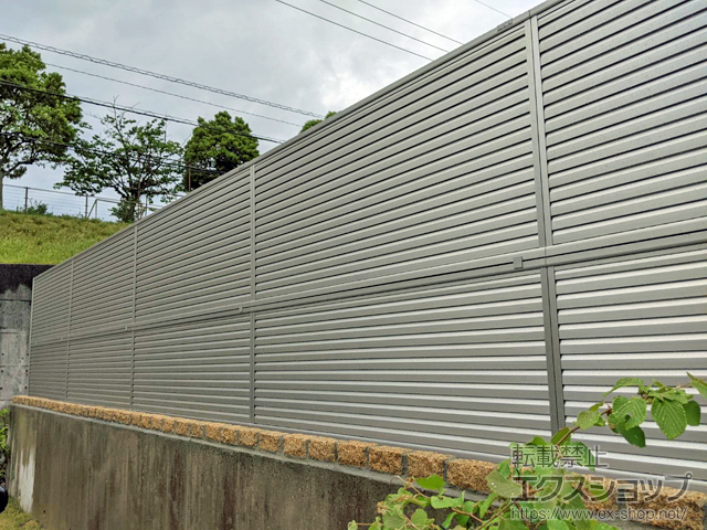 福岡県糟屋郡宇美町ののフェンス・柵 ミエーネフェンス 目隠しルーバータイプ 2段支柱 自立建て用 施工例