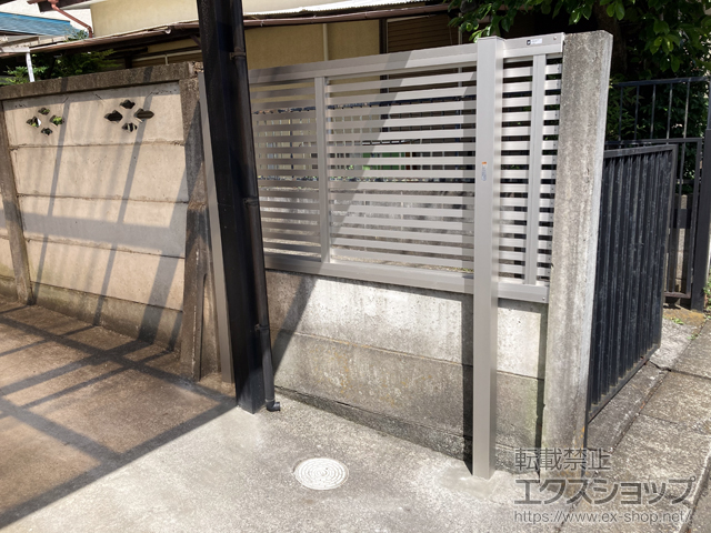 東京都日野市ののフェンス・柵 ルシアスフェンスH09型 横ストライプ 2段支柱 自立建て用(パネル1段) 施工例