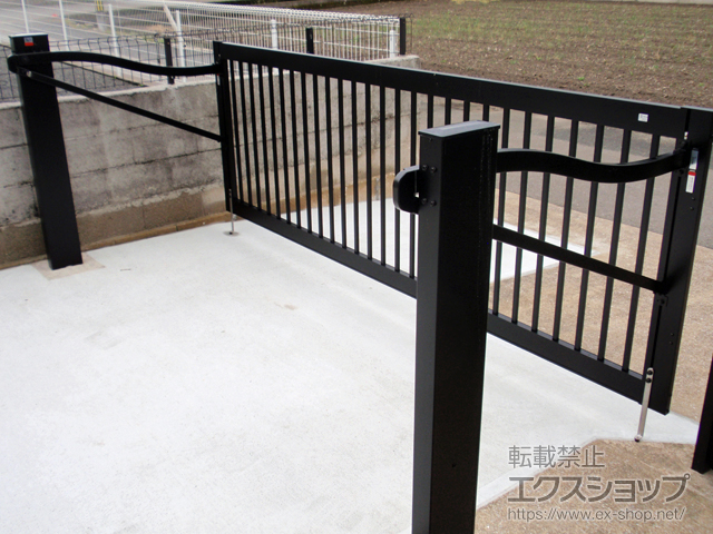 福岡県那珂川市ののカーゲート スウィングアップゲート2型 縦格子 手動式 施工例