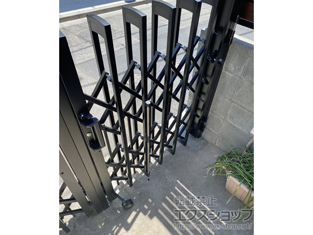 東京都板橋区ののカーゲート トリップゲートII P型 ペットガード付き ノンレール 片開き 13S 施工例