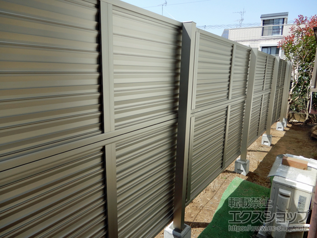 千葉県四街道市ののフェンス・柵 ミエーネフェンス 目隠しルーバータイプ 2段支柱 自立建て用（パネル2段） 施工例