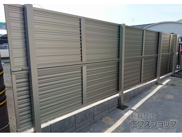 福井県福井市ののフェンス・柵 ミエーネフェンス 目隠しルーバータイプ 2段支柱 自立建て用 施工例