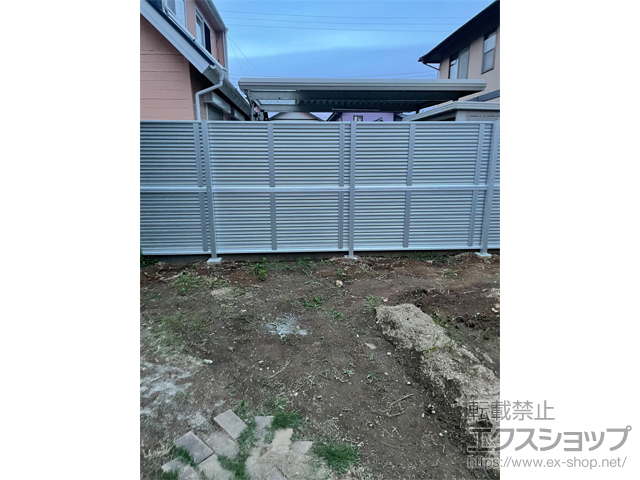 長野県伊那市ののフェンス・柵 ミエーネフェンス 目隠しルーバータイプ 2段支柱 自立建て用（パネル2段） 施工例
