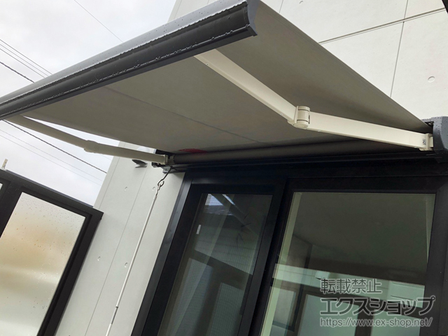 北海道函館市のLIXIL リクシル（トステム）のオーニング・日よけ 彩風 あやかぜ C型 手動式 施工例