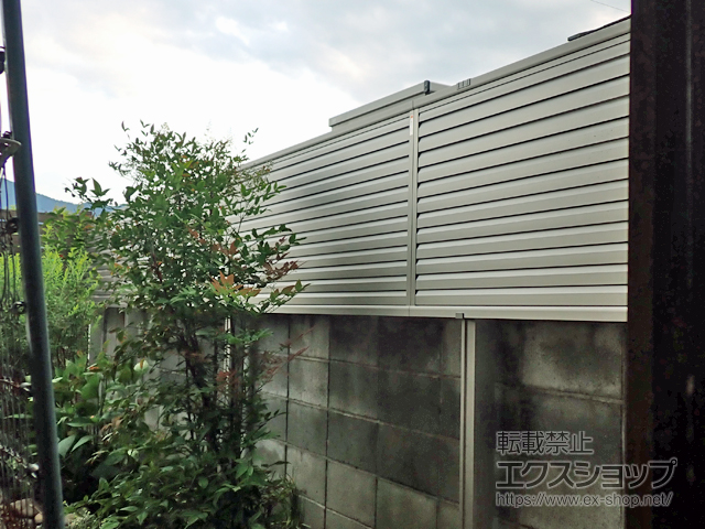 山梨県中央市ののフェンス・柵 ミエーネ目隠しルーバーフェンス 上段のみ設置 自立建て用 施工例