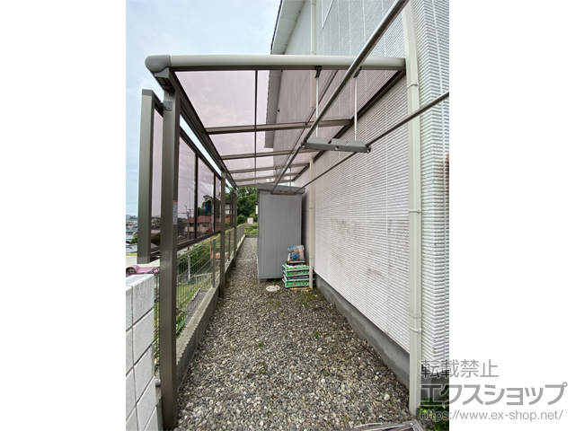 大阪府和泉市のLIXIL リクシル（トステム）のテラス屋根 パワーアルファ F型 1500 テラスタイプ 単体 積雪〜50cm対応+吊り下げ物干し Ａセット+前面スクリーン 施工例
