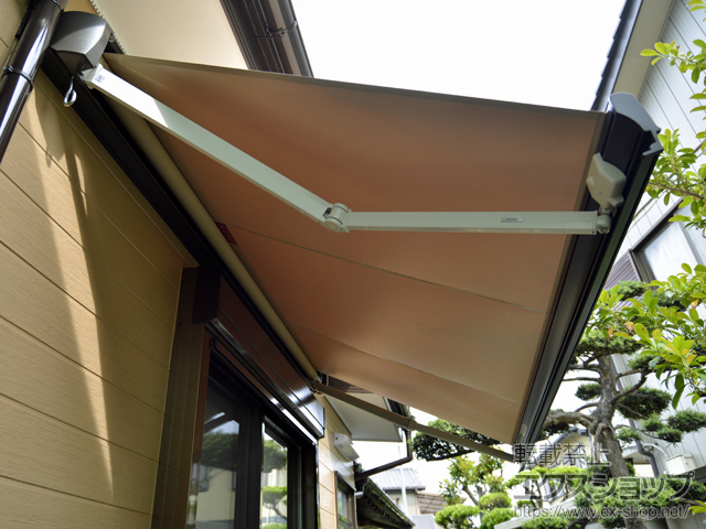 千葉県船橋市のLIXIL リクシル（トステム）のオーニング・日よけ 彩風 あやかぜ S型 手動式 施工例