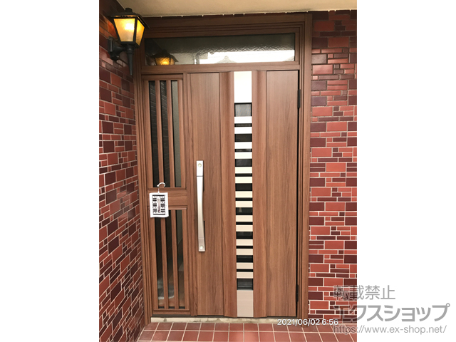 大阪府堺市のLIXIL リクシル（トステム）の玄関ドア リシェント玄関ドア3 断熱K4仕様 片袖飾り仕様(ランマ付)R G82型 ※手動仕様 施工例