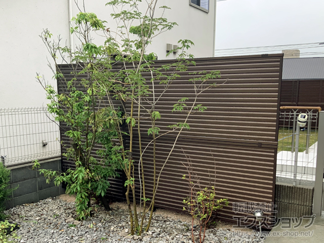 山口県防府市ののフェンス・柵 ミエーネフェンス 目隠しルーバータイプ 2段支柱 自立建て用 施工例