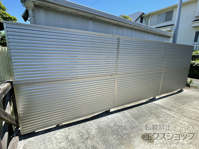 神奈川県三浦郡葉山町ののフェンス・柵 シンプレオフェンス13型 目隠しルーバー 2段支柱 自立建て用（パネル2段） 施工例