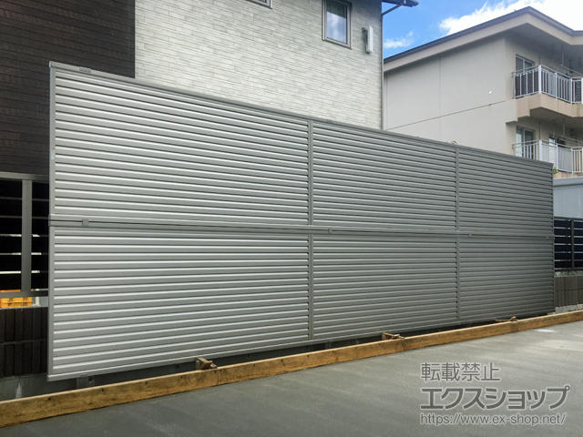 山形県寒河江市ののフェンス・柵 ミエーネフェンス 目隠しルーバータイプ 2段支柱 自立建て用 施工例