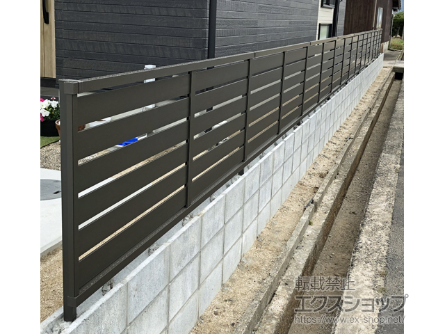 島根県出雲市ののフェンス・柵 モクハイフェンス アルミ色タイプ フリーポールタイプ 施工例