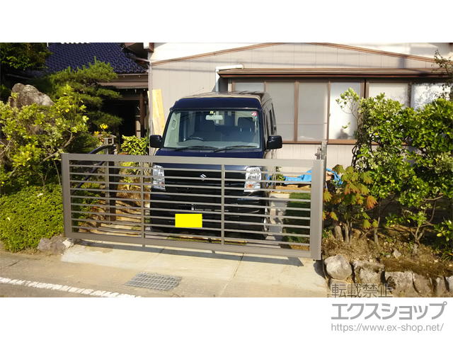 石川県かほく市ののカーゲート スウィングアップゲート1型 横格子 手動式 施工例