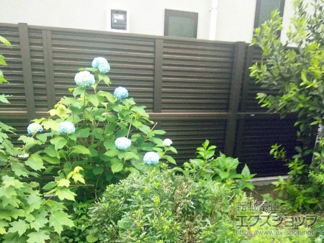 東京都板橋区のValue Selectのフェンス・柵・塀 ミエーネフェンス 目隠しルーバータイプ 2段支柱 自立建て用 施工例