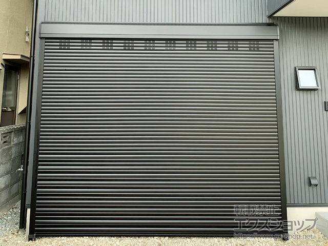 山梨県甲府市のLIXIL リクシル（トステム）のガレージシャッター ガレージシャッタークワトロ 電動式 外部付タイプ *換気孔付スラット仕様 施工例