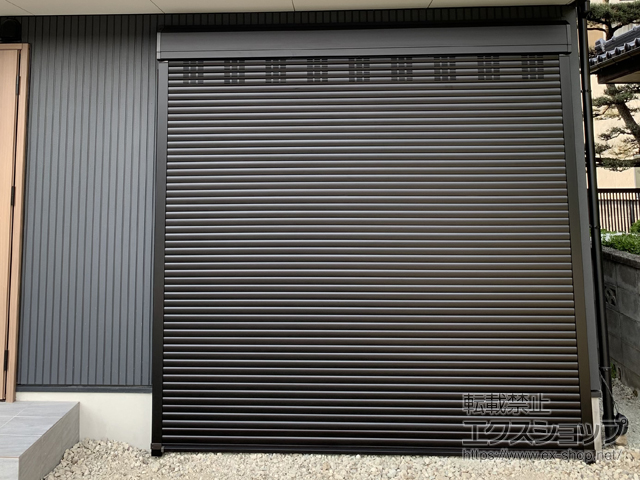 山梨県甲府市のLIXIL リクシル（トステム）のガレージシャッター ガレージシャッタークワトロ 電動式 外部付タイプ *換気孔付スラット仕様 施工例