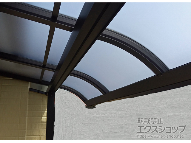 埼玉県蕨市ののバルコニー・ベランダ屋根 ソラリア R型 屋根タイプ 単体 積雪〜20cm対応 施工例