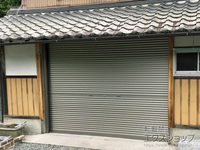 兵庫県丹波篠山市のLIXIL リクシル（トステム）のガレージシャッター ガレージシャッタークワトロ 手動式 内部付タイプ 施工例