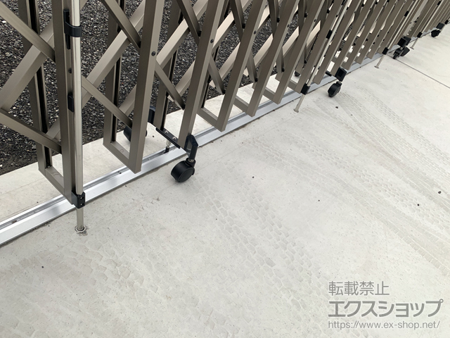埼玉県吉川市ののカーゲート タフゲートII ガイドレールタイプ(後付け) 両開き 106W(53S+53M) 施工例