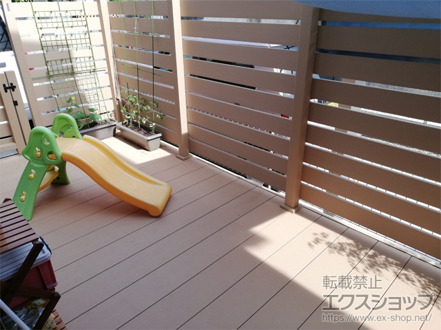 兵庫県宝塚市ののウッドデッキ リウッドデッキ 200+ リウッドデッキフェンス3型＜横スリット＞+リウッドデッキ門扉3型＜横スリット＞ 施工例