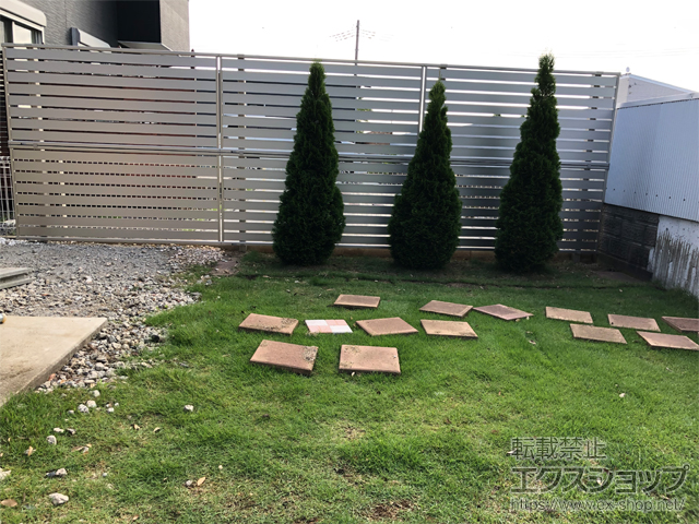 茨城県鉾田市ののフェンス・柵 シンプレオフェンスSY1型 横半目隠し 2段支柱 自立建て用 施工例