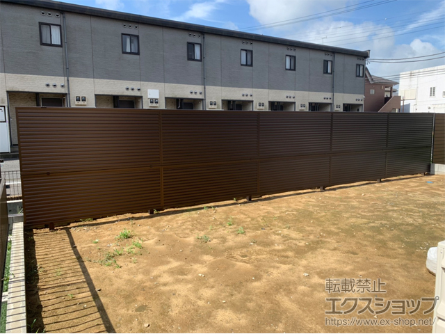 茨城県神栖市ののフェンス・柵 ミエーネフェンス 目隠しルーバータイプ 2段支柱 自立建て用 施工例