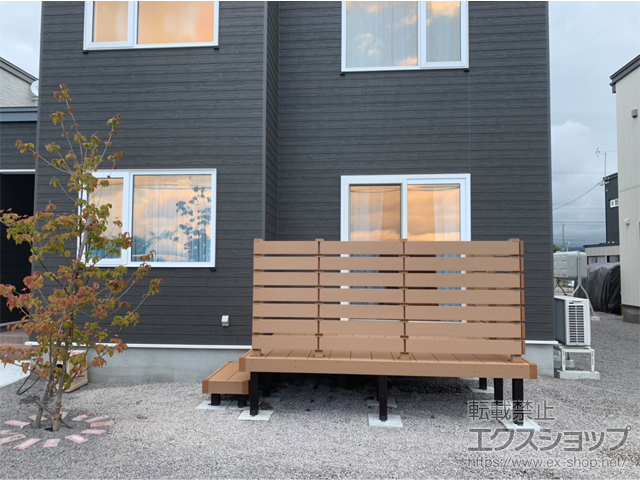 北海道北斗市ののウッドデッキ リウッドデッキ 200＋独立式リウッドステップ2型＋リウッドデッキフェンス3型＜横スリット＞ 施工例