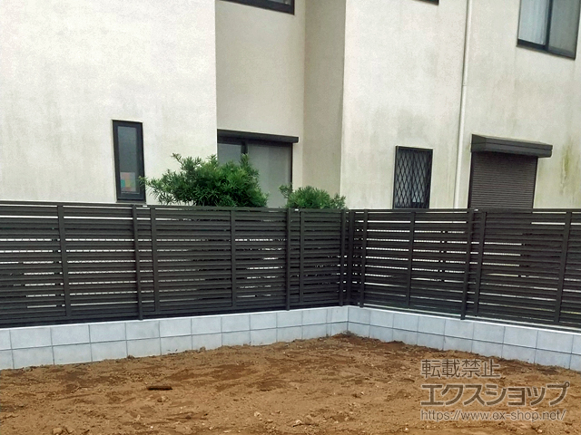 千葉県銚子市ののフェンス・柵 モクハイフェンス アルミ色タイプ フリーポールタイプ 施工例