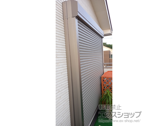 福岡県糸島市のLIXIL リクシル（トステム）の窓シャッター 【特注】リフォームシャッター 手動式 標準タイプ *バルコニー納まり 施工例