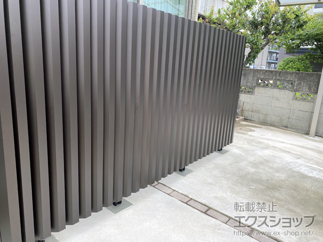 大分県大分市ののフェンス・柵 エルファード片面 5型 角度板格子 高尺タイプ フリー支柱タイプ 施工例