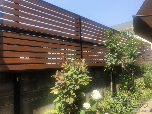 東京都八王子市ののフェンス・柵 モクアルフェンス 横板タイプ 3段支柱 自立建て用(パネル2段) 施工例