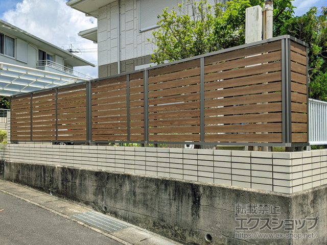 長崎県長崎市ののフェンス・柵 モクハイフェンス フリーポールタイプ　木調カラー 施工例