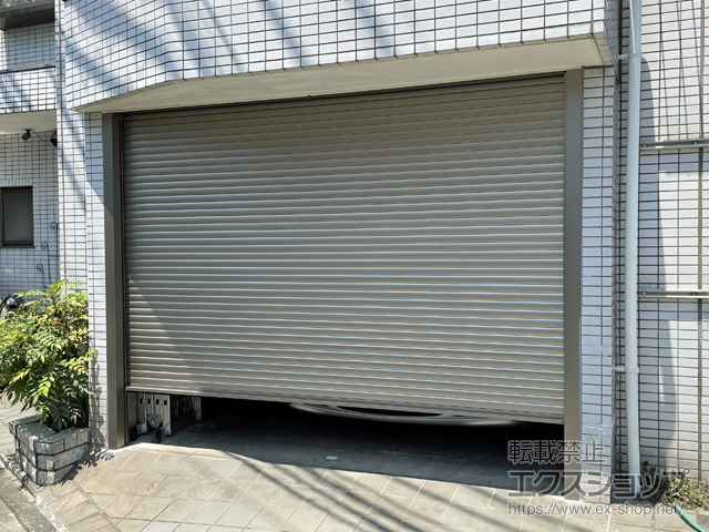 神奈川県横浜市のLIXIL リクシル（トステム）のガレージシャッター ガレージシャッタークワトロ 電動式 内部付タイプ 施工例
