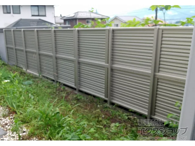 長野県上伊那郡箕輪町のValue Selectのフェンス・柵・塀 ミエーネフェンス 目隠しルーバータイプ 2段支柱 ブロック建て用 施工例