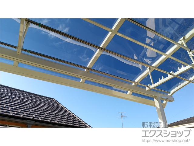 大阪府堺市ののバルコニー・ベランダ屋根 ソラリア R型 屋根タイプ 単体 積雪〜20cm対応＋吊り下げ式固定物干し ワイドタイプ＋水平式物干し 木造躯体用 施工例