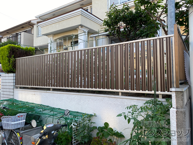 滋賀県草津市ののフェンス・柵 ルシアスフェンスF03型 たて半目隠し 木調カラー　自由柱施工 施工例