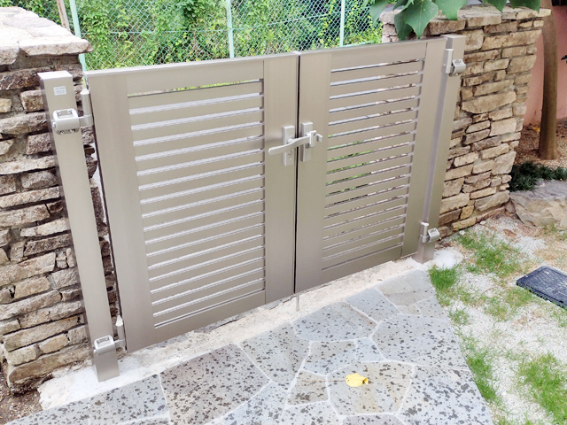 奈良県北葛城郡上牧町のの門扉 開き門扉AB YS1型 両開き　柱使用 施工例