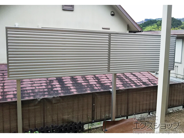 奈良県生駒郡平群町ののフェンス・柵 ミエーネ目隠しルーバーフェンス 上段のみ設置 自立建て用 施工例