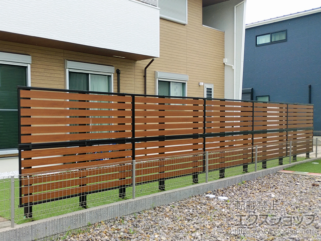 愛知県西尾市ののフェンス・柵 モクアルフェンス 横板タイプ 2段支柱 自立建て用 施工例