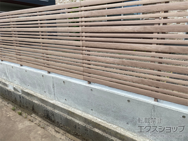 新潟県燕市ののフェンス・柵 フェンスAA YR1型 横格子 ランダム 木調カラー フリーポールタイプ 施工例