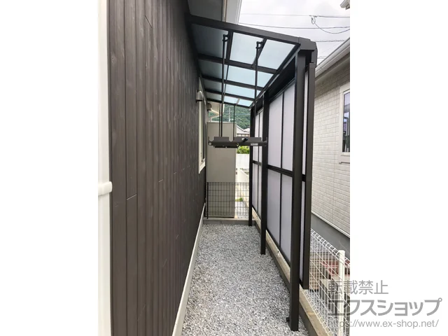 福岡県福津市のLIXIL(リクシル)のテラス屋根 スピーネ F型 テラスタイプ 単体 積雪～20cm対応＋前面スクリーン 2段・ふさぎ材＋吊り下げ物干しAセット 施工例