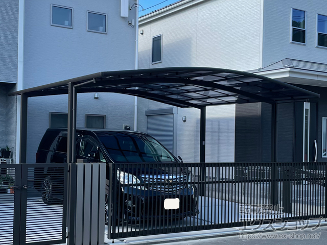 神奈川県横浜市ののウッドデッキ、門扉、カーゲート、カーポート フーゴR (ラウンドスタイル) ワイド 積雪〜20cm対応 施工例