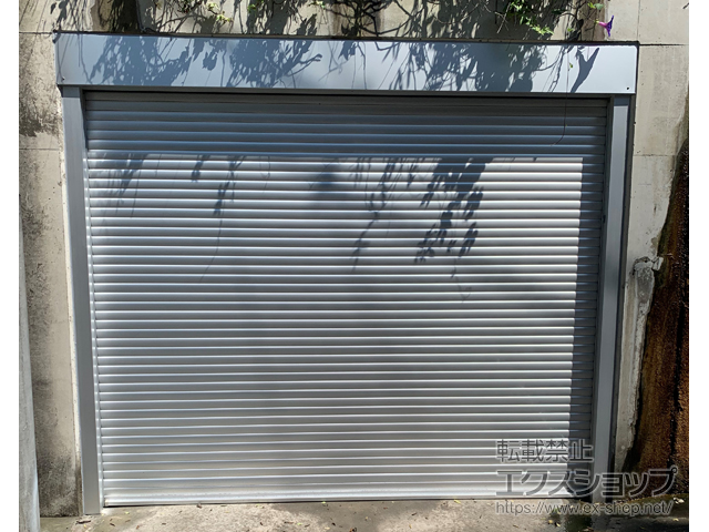 神奈川県横浜市のLIXIL リクシル（トステム）のガレージシャッター ガレージシャッタークワトロ 電動式 内部付タイプ ※外部停電時開閉機構 施工例