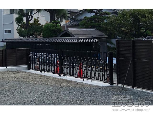 山梨県中央市ののカーゲート トリップゲートII 2型 スタンダード ノンレール 両開き 70W(35S+35M) 施工例