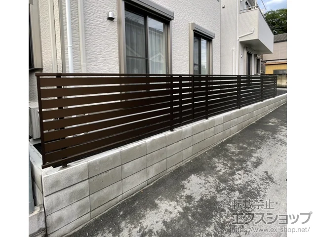 埼玉県川口市のYKKAPのフェンス・柵・塀 シンプレオフェンスSY1F型 横スリット 自由柱施工 施工例