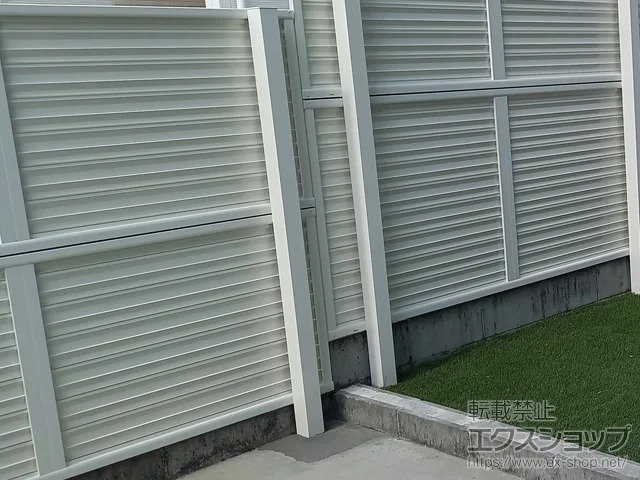 神奈川県足柄上郡開成町のValue Selectのフェンス・柵・塀 ミエーネフェンス 目隠しルーバータイプ 2段支柱 自立建て用 施工例