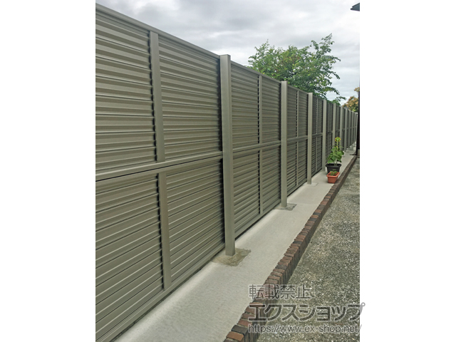 福岡県糟屋郡須惠町ののフェンス・柵 ミエーネフェンス 目隠しルーバータイプ 2段支柱 自立建て用 施工例