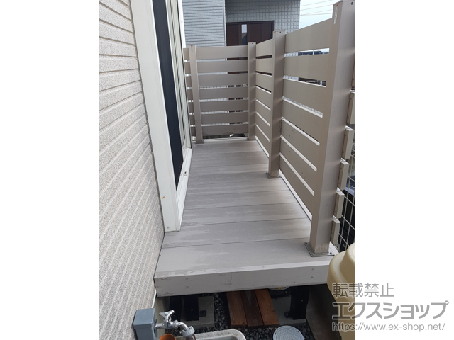 大阪府高槻市ののウッドデッキ リウッドデッキ 200＋リウッドデッキフェンス3型 横スリット 施工例